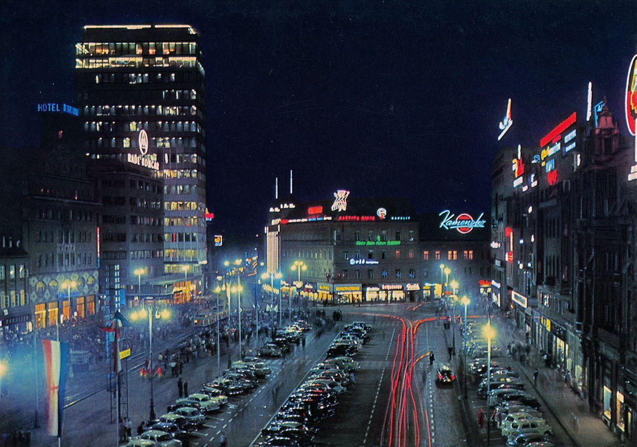 Trg Republike (današnji Trg bana Jelačića) oko 1965. godine. Noćna panorama (B)